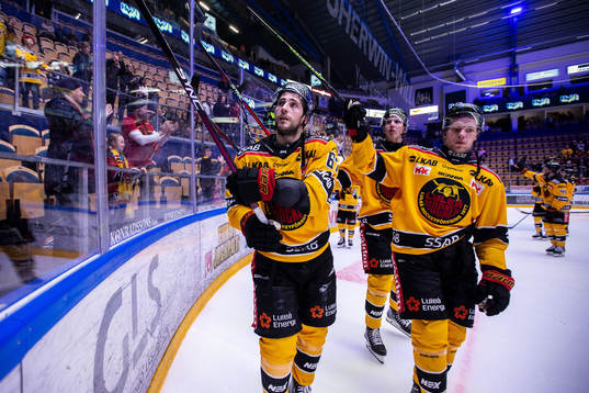 Luleås Konstantin Komarek jublar