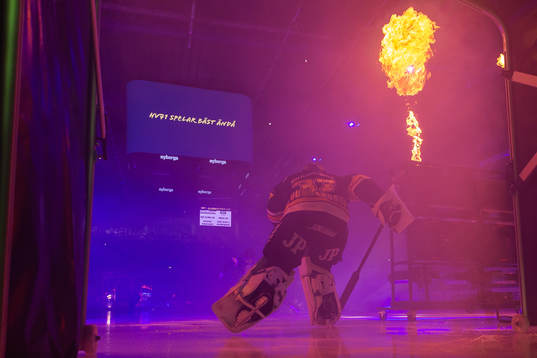HV71s målvakt Jonas Gunnarsson äntrar isen