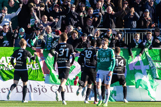 Västerås SKs Viktor Granath jublar mot supportrarna