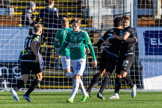 Västerås SKs Martin Gambos jublar med Pedro Ribeiro