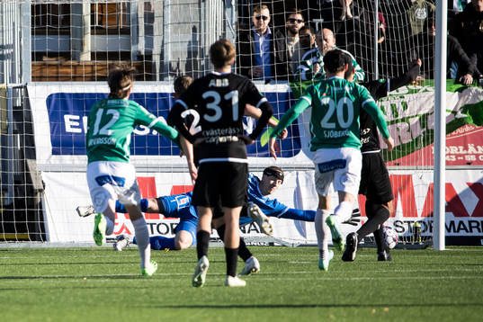 Västerås SKs Martin Gambos gör 0-1 på straff bakom