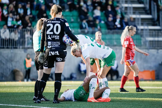 Hammarbys Madelen Janogy har ont