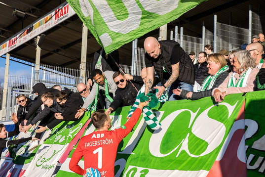 Västerås SKs målvakt Anton Fagerström jublar