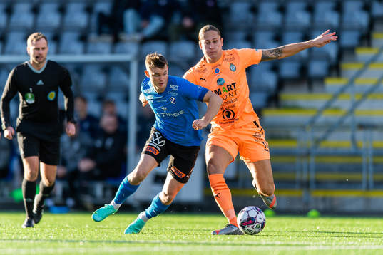 Halmstads Jonathan Svedberg och AFC Eskilstunas Felix Michel