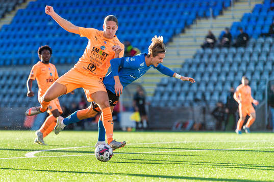AFC Eskilstunas Felix Michel och Halmstads Erik Ahlstrand