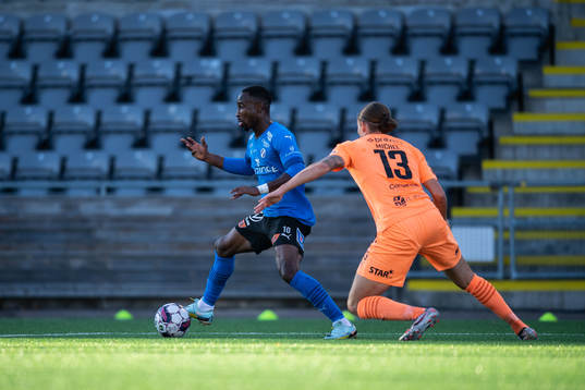 Halmstads Sadat Karim och AFC Eskilstunas Felix Michel