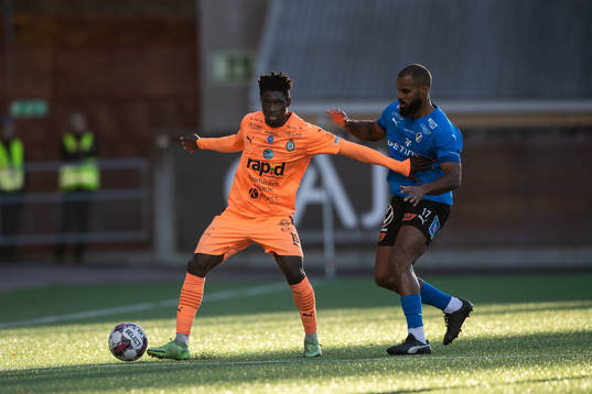 AFC Eskilstunas Emmanuel Agyeman Duah och Halmstads Phil