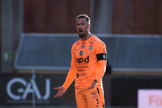 AFC Eskilstunas Abdelkarim Mammar Chaouche reagerar på