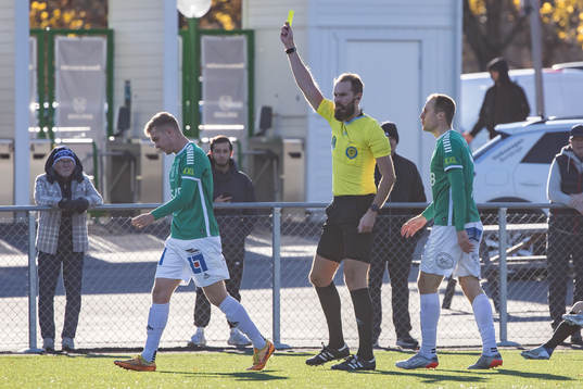 Domare Andreas Dufva-Johansson ger gult kort
