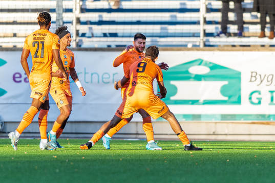 AFC Eskilstunas Andre Alsanati jublar med lagkamrater