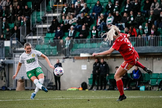 Hammarbys Emma Jansson skjuter