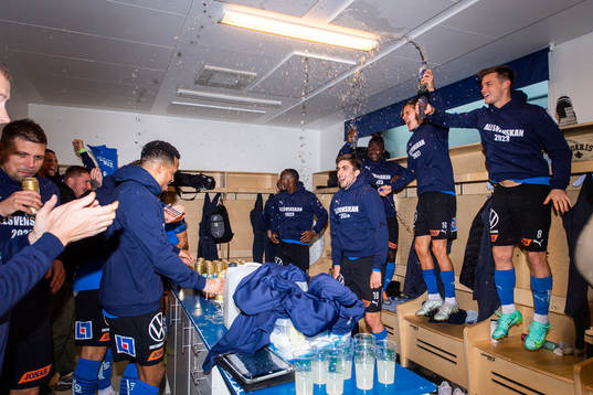 Halmstads spelare jublar i omklädningsrummet