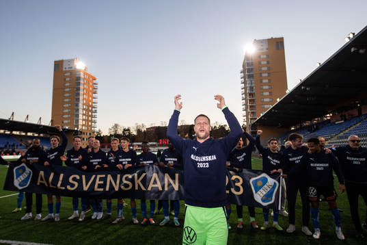 Halmstads målvakt Malkolm Nilsson Säfqvist jublar