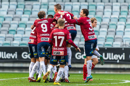 Örgrytes Isak Dahlqvist jublar med lagkamrater
