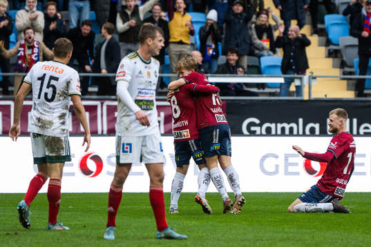 Örgrytes Nicklas Bärkroth jublar med Isak Dahlqvist och
