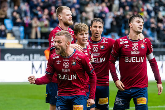 Örgrytes Nicklas Bärkroth jublar