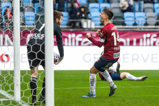 Skövde AIKs målvakt Markus Fröjd deppar medan Örgrytes