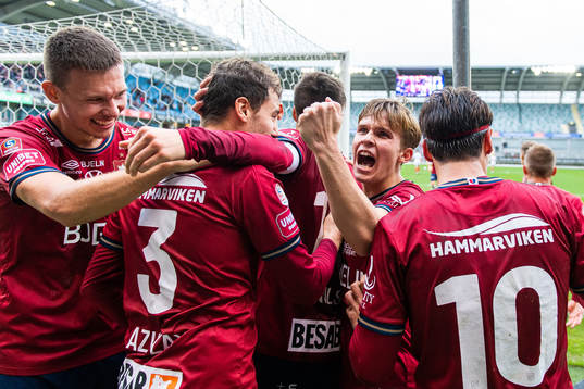 Örgrytes Jonathan Azulay jublar med lagkamrater