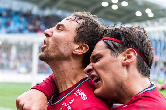 Örgrytes Jonathan Azulay jublar med Kevin Ackermann