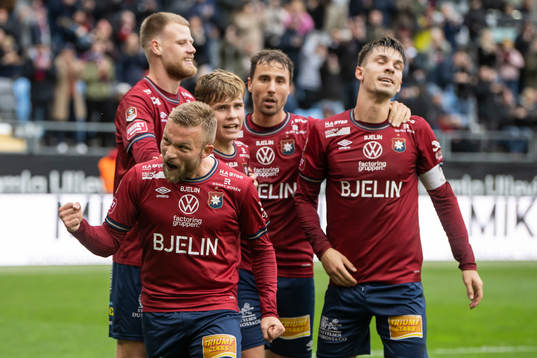 Örgrytes målskytt Nicklas Bärkroth jublar