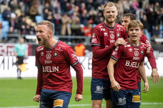Örgrytes målskytt Nicklas Bärkroth jublar