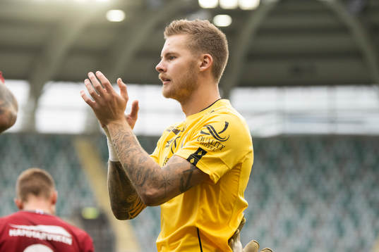 Örgrytes målvakt Robin Wallinder jublar