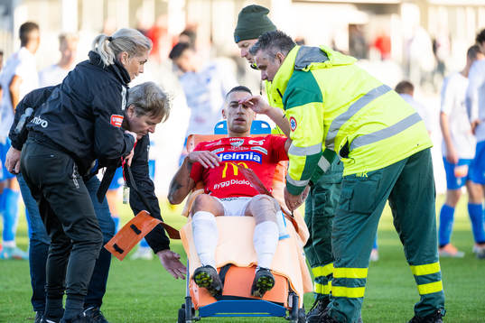 Degerfors Nikola Djurdjic körs ut på bår