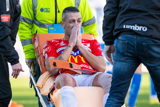 Degerfors Nikola Djurdjic körs ut på bår