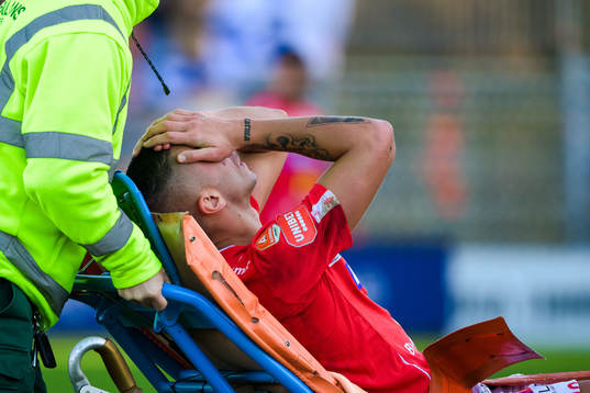 Degerfors Nikola Djurdjic får hjälp upp på båren