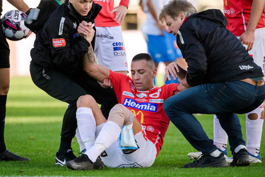 Degerfors Nikola Djurdjic får hjälp upp på båren