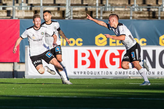 Örebros David Seger gör 2-0 och jublar med Kevin Custovic