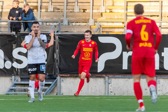 Örebros Jiloan Hamad deppar medan Landskronas Robin Dzabic