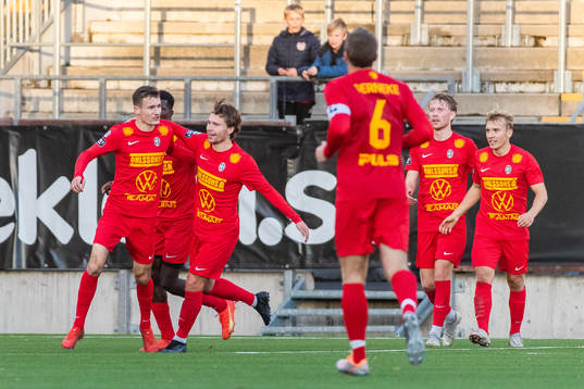 Landskronas Robin Dzabic jublar med lagkamrater