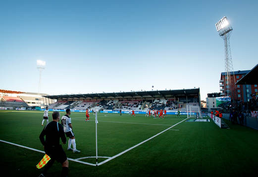 Örebros Jiloan Hamad lägger en hörna