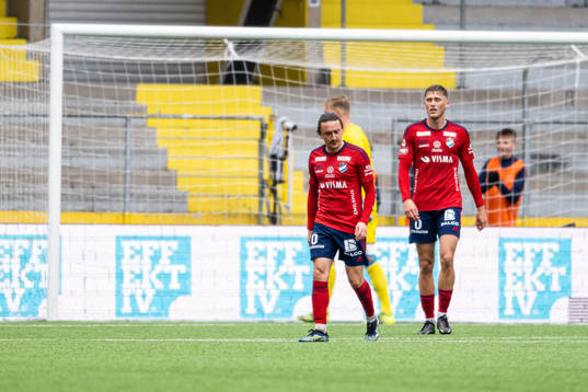 Östers Mattias Pavic och Emil Engqvist deppar