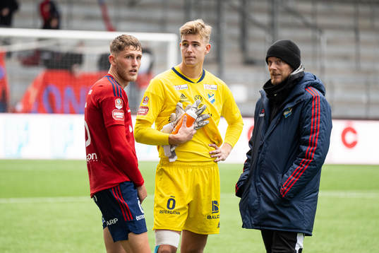 Östers Emil Engqvist och målvakt Mathias Nilsson deppar