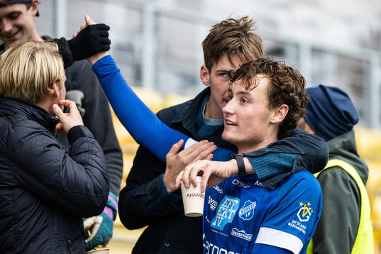 Norrbys Alexander Salo jublar med publiken