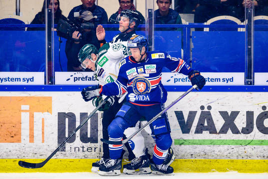 Växjös Dan Sexton tacklar Färjestads Ville Pokka och