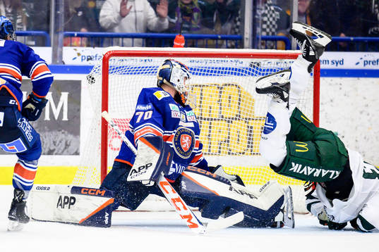 Färjestads Ville Pokka gör mål 2-2 bakom Växjös
