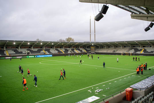 Lagen värmer upp på Bravida Arena före fotbollsmatchen i