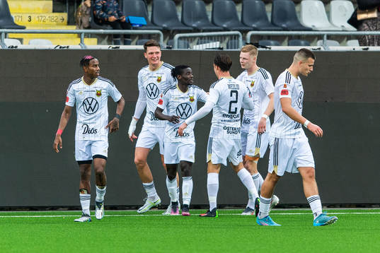 Östersunds Yannick Armel Assiedou Adjoumani jublar med