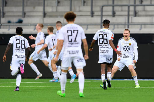 Östersunds Simon Kroon jublar