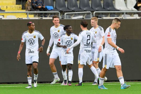 Östersunds Yannick Armel Assiedou Adjoumani jublar med