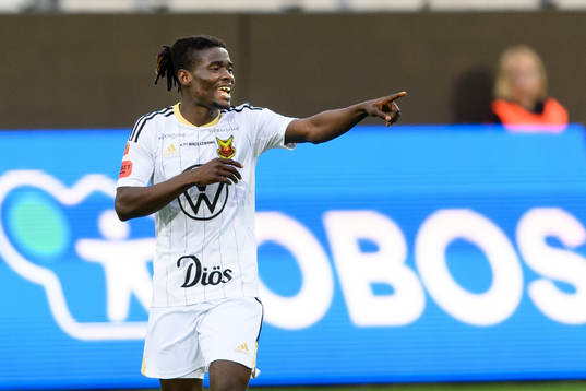 Östersunds Yannick Armel Assiedou Adjoumani jublar