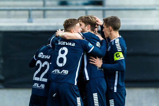Utsiktens Albin Skoglund jublar med lagkamrater