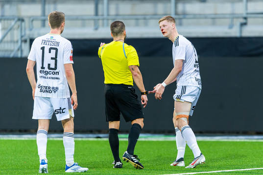 Östersunds Malcolm Stolt blöder ur näsan och reagerar