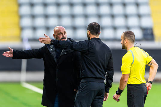 Utsiktens manager Bosko Orovic får rött kort av domare