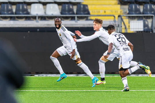 Östersunds Mansour Sinyan jublar