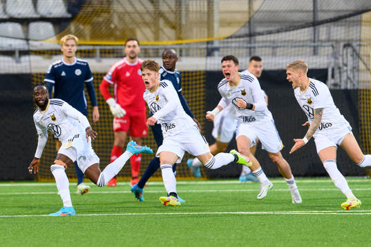 Östersunds Mansour Sinyan (v) kvitterar till 3-3 och