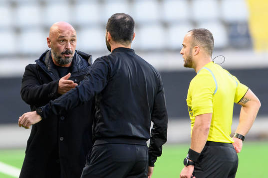 Utsiktens manager Bosko Orovic får rött kort av domare